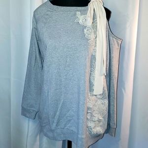 Embroidered sweatshirt with cold shoulder and bow